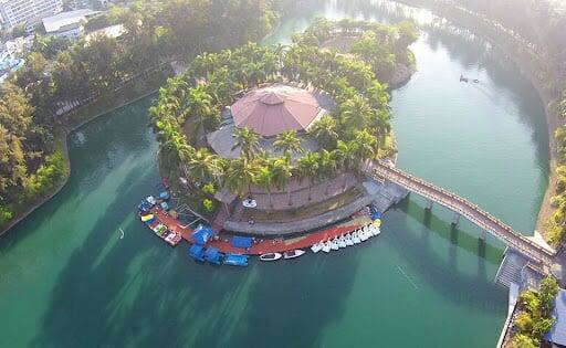 Boating at Mirasol Lake